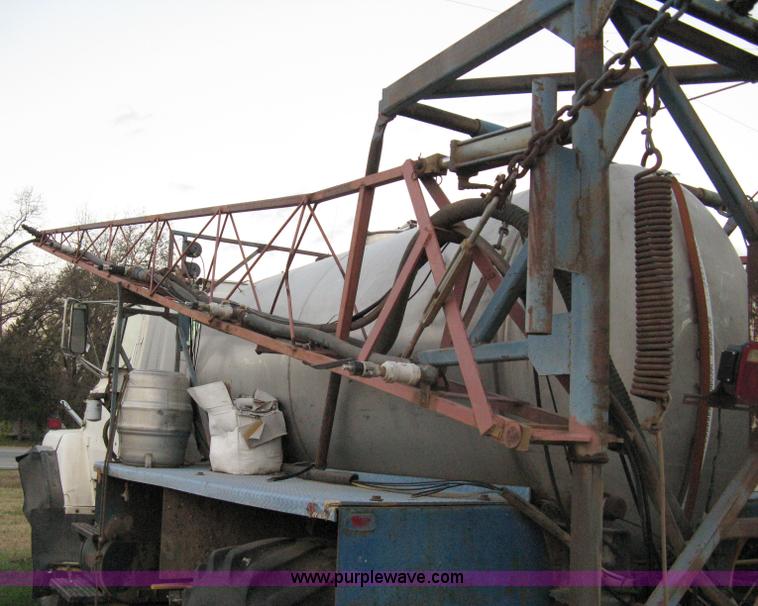 image for item 8060 1990 Ford LN8000 truck with sprayer
