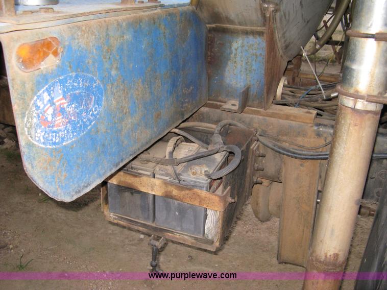 image for item 8060 1990 Ford LN8000 truck with sprayer