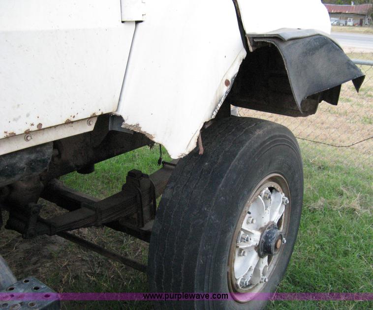 image for item 8060 1990 Ford LN8000 truck with sprayer