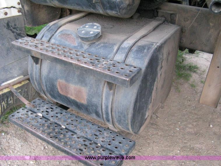 image for item 8060 1990 Ford LN8000 truck with sprayer