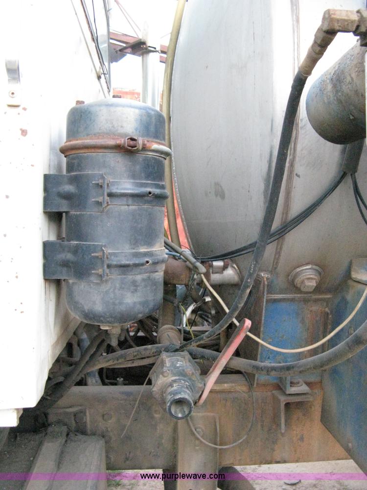 image for item 8060 1990 Ford LN8000 truck with sprayer