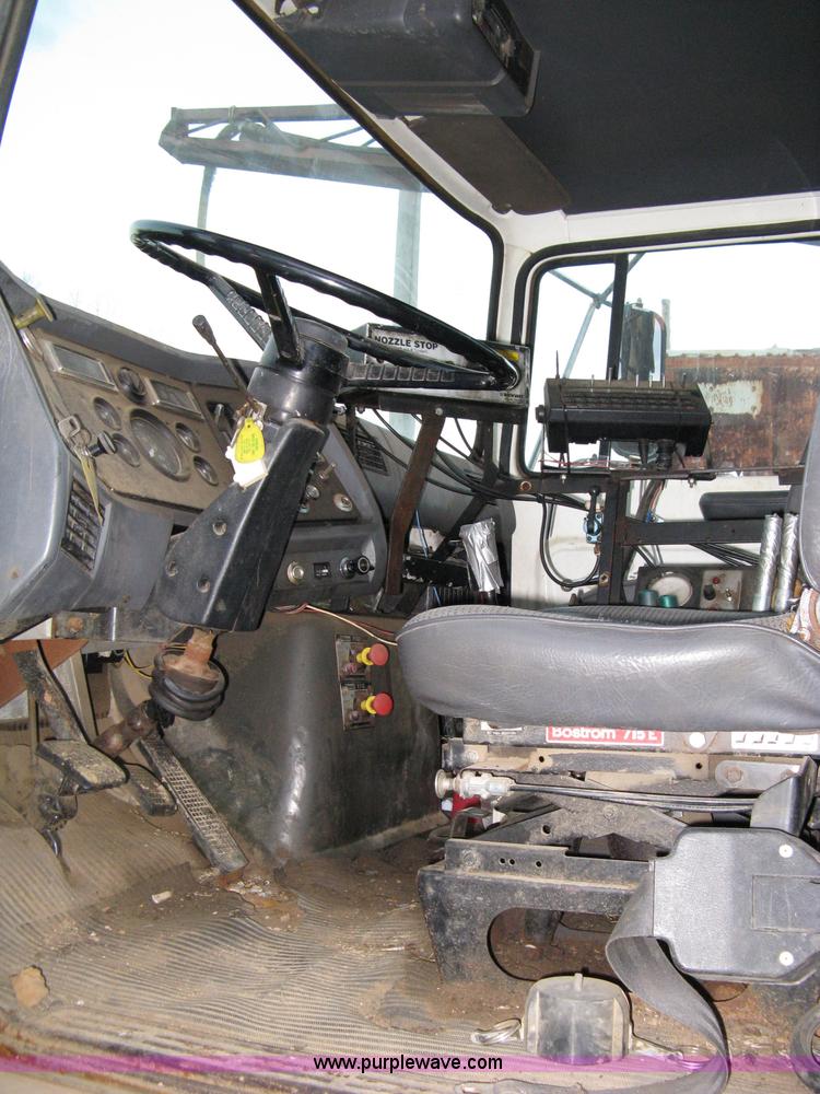 image for item 8060 1990 Ford LN8000 truck with sprayer