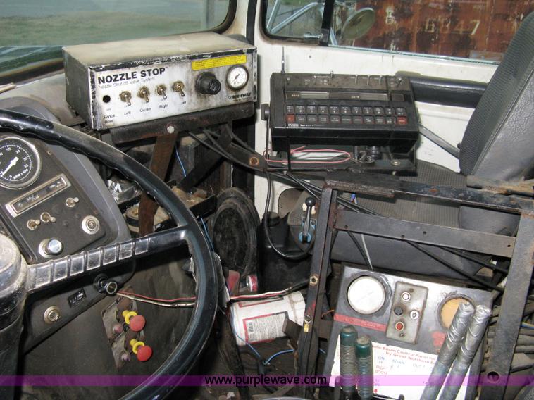 image for item 8060 1990 Ford LN8000 truck with sprayer