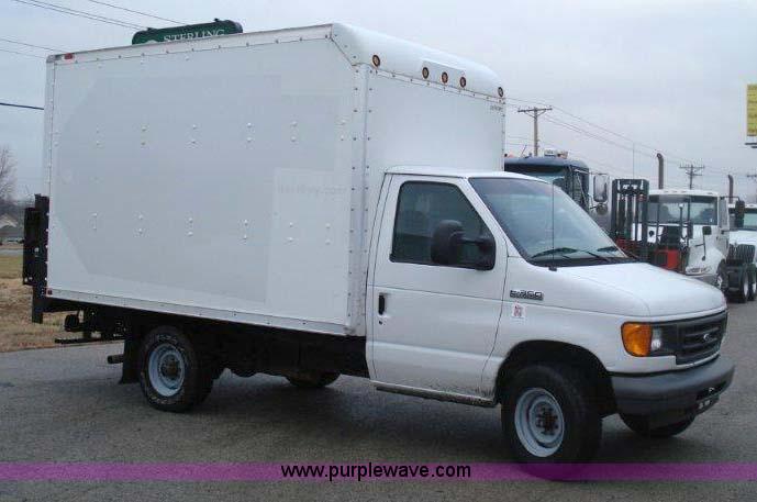 image for item 1000 2006 Ford E350 Super Duty  12' cube van with lift-gate