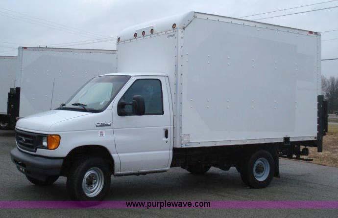 image for item 1000 2006 Ford E350 Super Duty  12' cube van with lift-gate