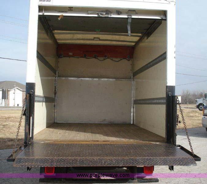 image for item 1000 2006 Ford E350 Super Duty  12' cube van with lift-gate