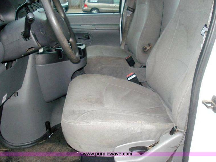 image for item 1000 2006 Ford E350 Super Duty  12' cube van with lift-gate