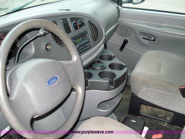 image for item 1000 2006 Ford E350 Super Duty  12' cube van with lift-gate