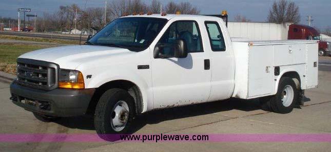 image for item 1005 2000 Ford F-350 Super Duty extended cab pickup truck with 8' service body