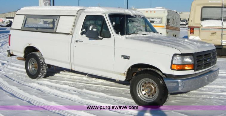 image for item 2349 1995 Ford F-150 XL pickup truck