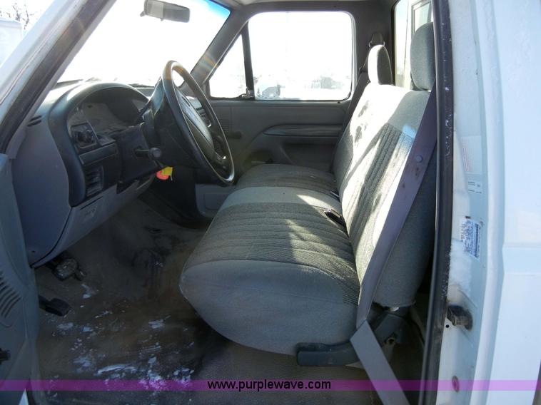 image for item 2349 1995 Ford F-150 XL pickup truck