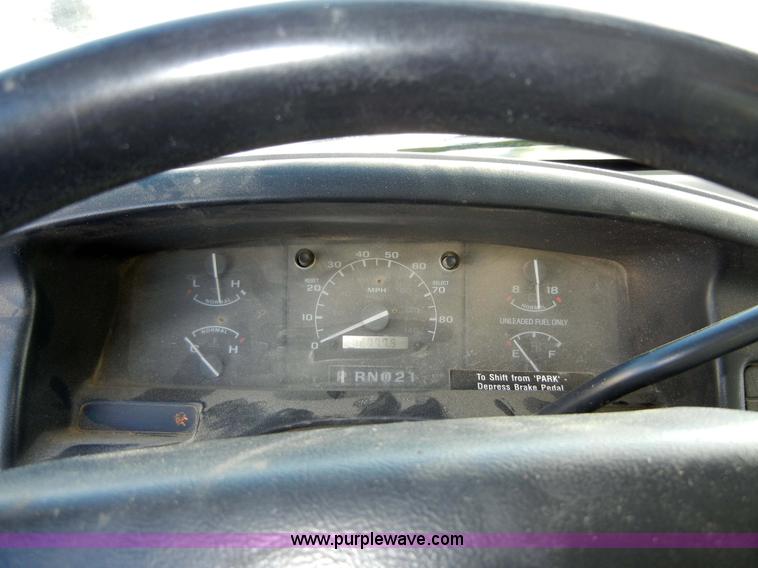 image for item 2349 1995 Ford F-150 XL pickup truck