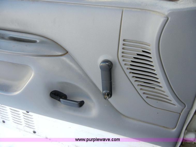 image for item 2349 1995 Ford F-150 XL pickup truck