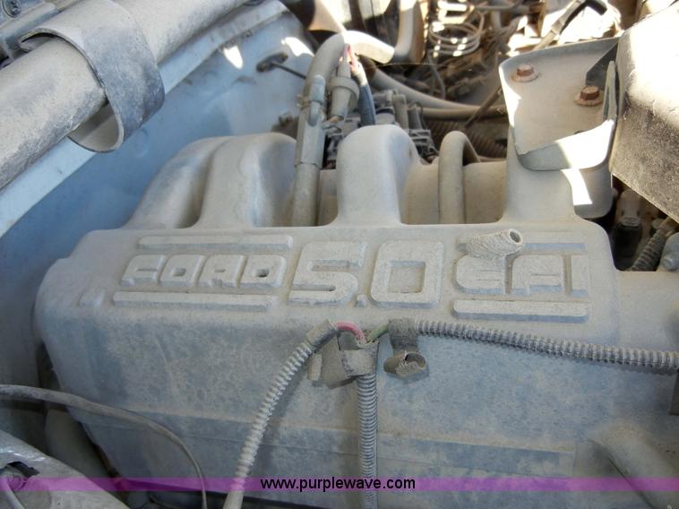 image for item 2349 1995 Ford F-150 XL pickup truck