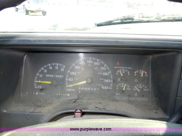 image for item 2350 1998 Chevrolet C2500 Cheyenne Heavy Duty pickup truck