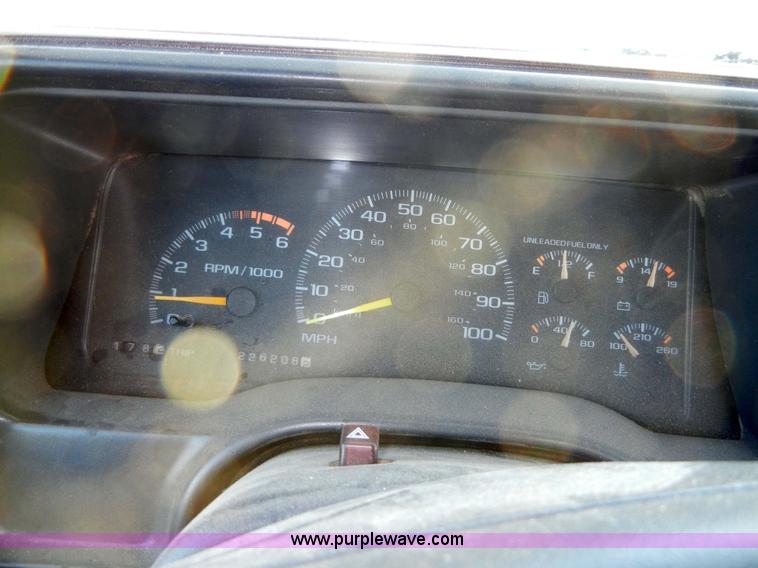 image for item 2352 1997 Chevrolet K2500 heavy duty pickup truck