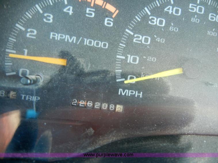 image for item 2352 1997 Chevrolet K2500 heavy duty pickup truck