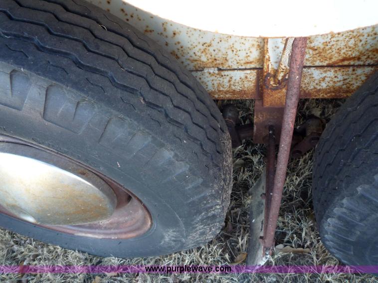 image for item 3165 1979 W-W livestock trailer