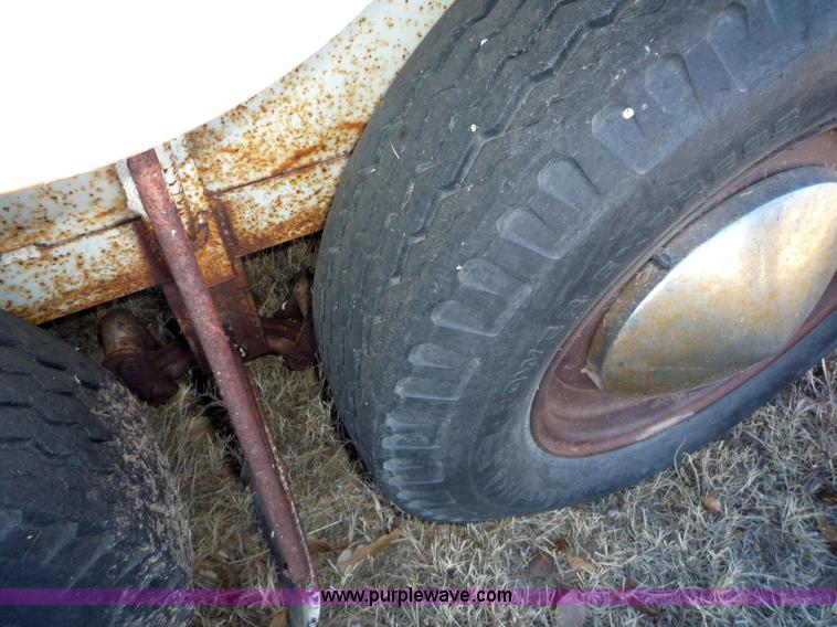 image for item 3165 1979 W-W livestock trailer