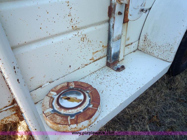 image for item 3165 1979 W-W livestock trailer