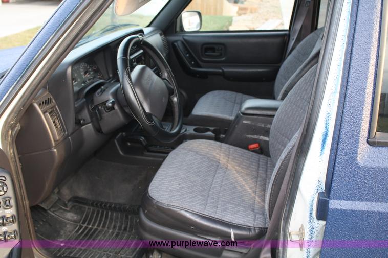 image for item 4991 2000 Jeep Cherokee Sport