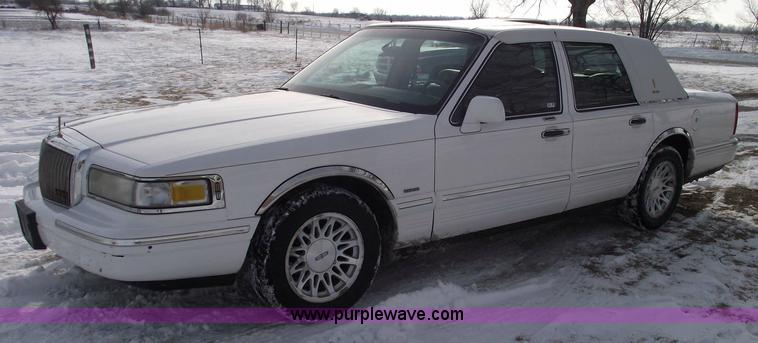 image for item 5519 1995 Lincoln Town Car Signature