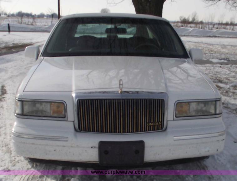 image for item 5519 1995 Lincoln Town Car Signature