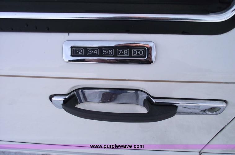 image for item 5519 1995 Lincoln Town Car Signature