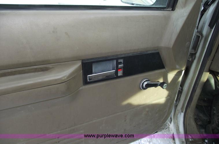 image for item 5520 1994 Chevrolet Suburban K2500 Cheyenne