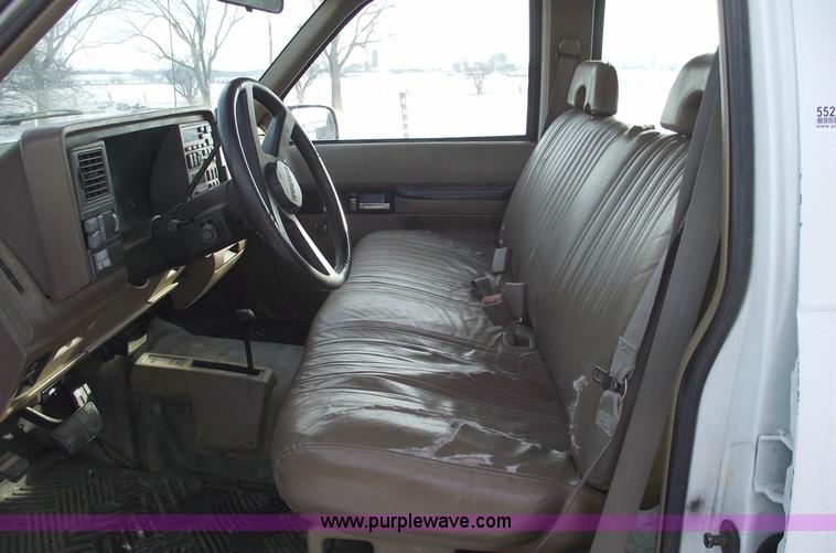 image for item 5520 1994 Chevrolet Suburban K2500 Cheyenne
