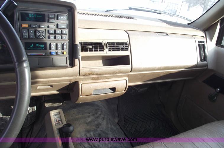 image for item 5520 1994 Chevrolet Suburban K2500 Cheyenne
