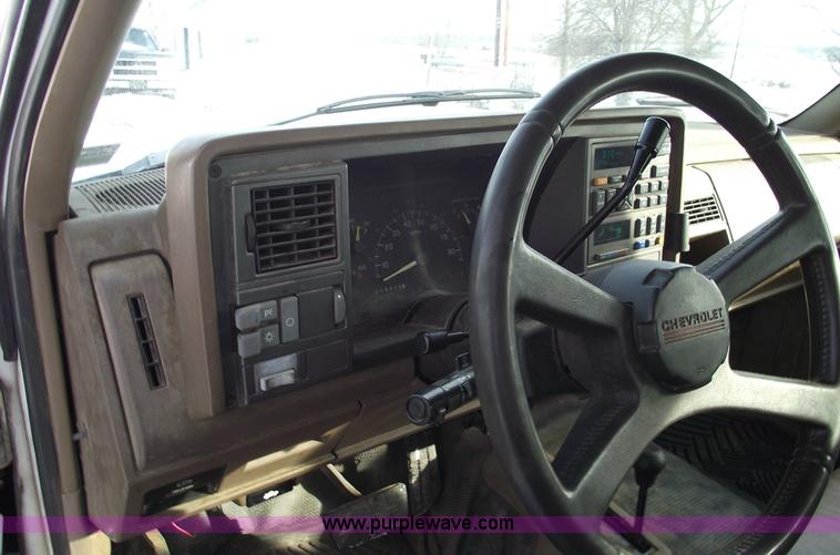 image for item 5520 1994 Chevrolet Suburban K2500 Cheyenne