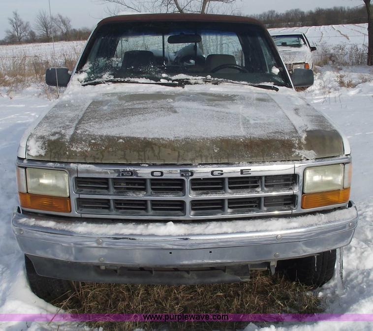 image for item 5521 1994 Dodge Dakota SLT club cab pickup truck