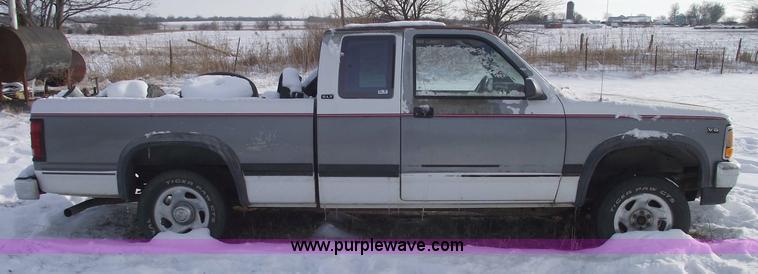 image for item 5521 1994 Dodge Dakota SLT club cab pickup truck