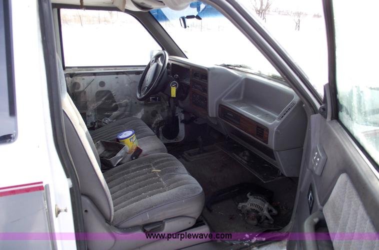 image for item 5521 1994 Dodge Dakota SLT club cab pickup truck