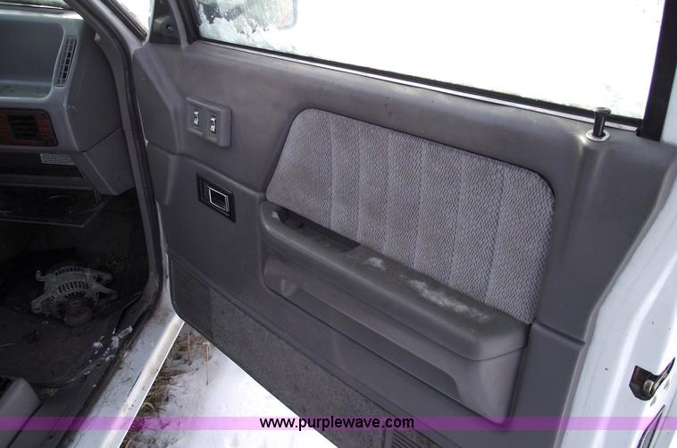 image for item 5521 1994 Dodge Dakota SLT club cab pickup truck