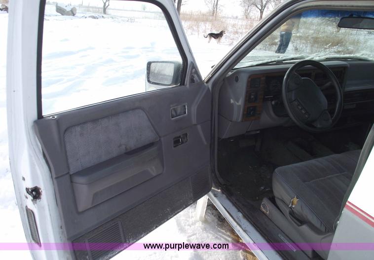image for item 5521 1994 Dodge Dakota SLT club cab pickup truck