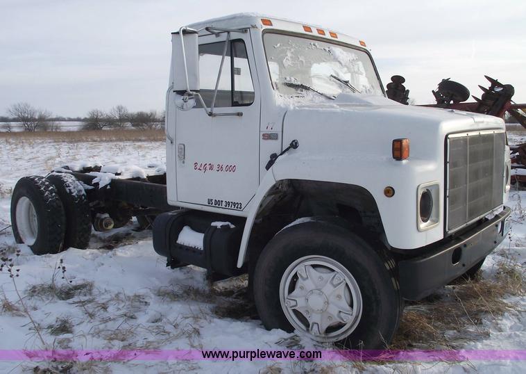 image for item 5524 1984 International S-1900 semi truck