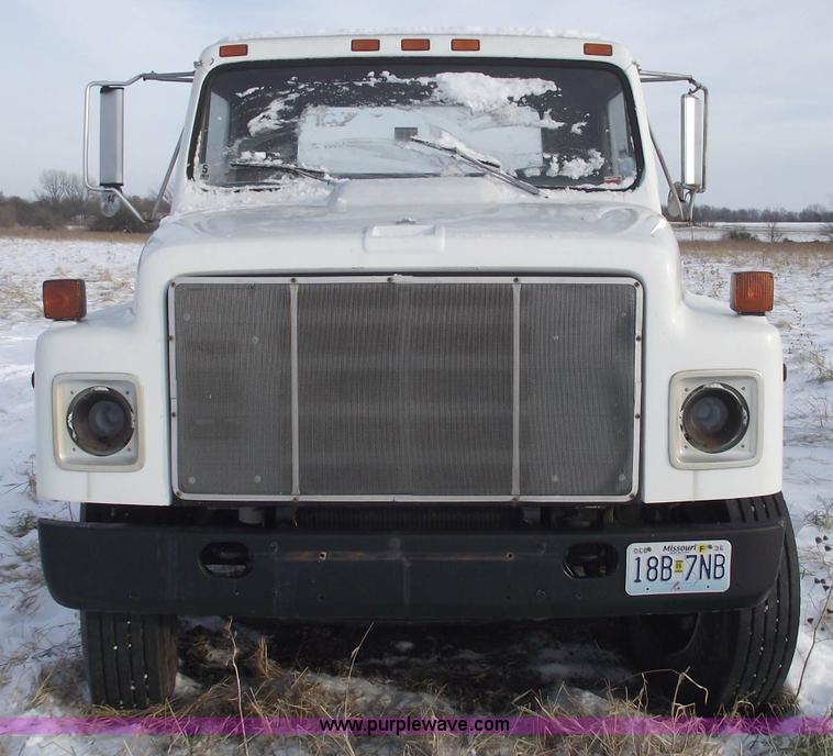 image for item 5524 1984 International S-1900 semi truck