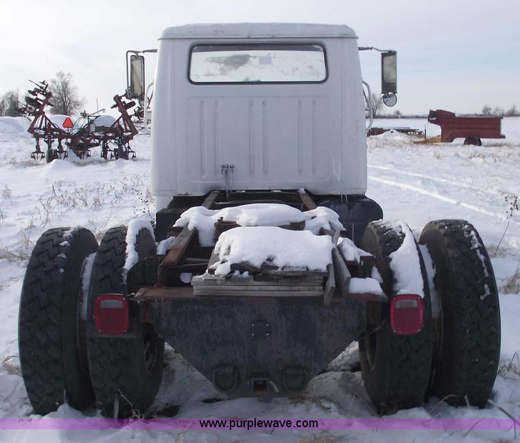 image for item 5524 1984 International S-1900 semi truck