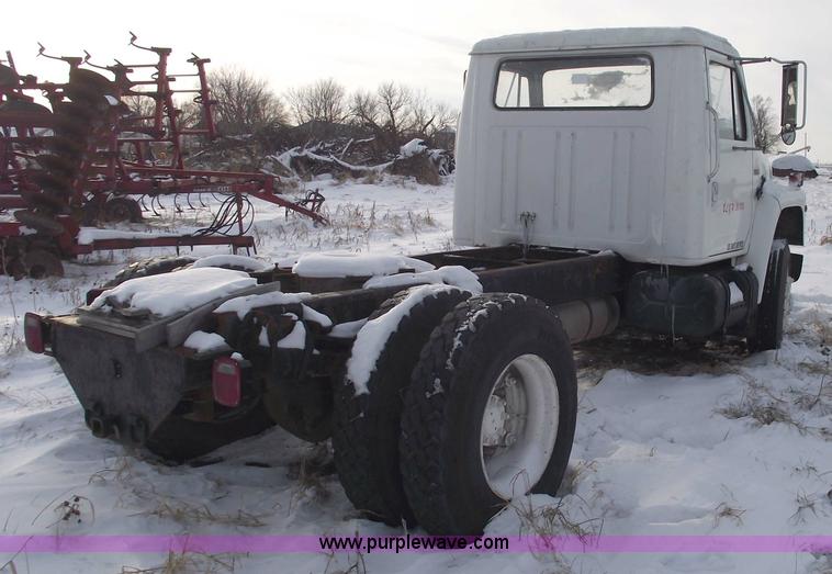 image for item 5524 1984 International S-1900 semi truck