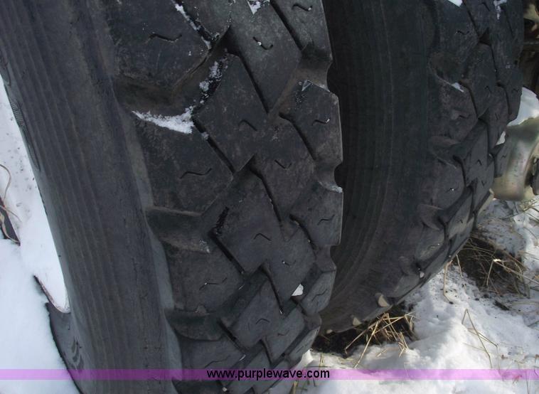 image for item 5524 1984 International S-1900 semi truck