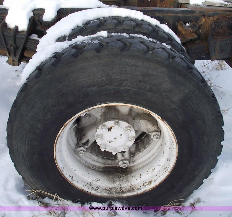 image for item 5524 1984 International S-1900 semi truck