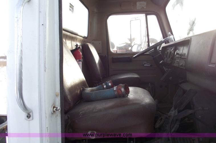 image for item 5524 1984 International S-1900 semi truck