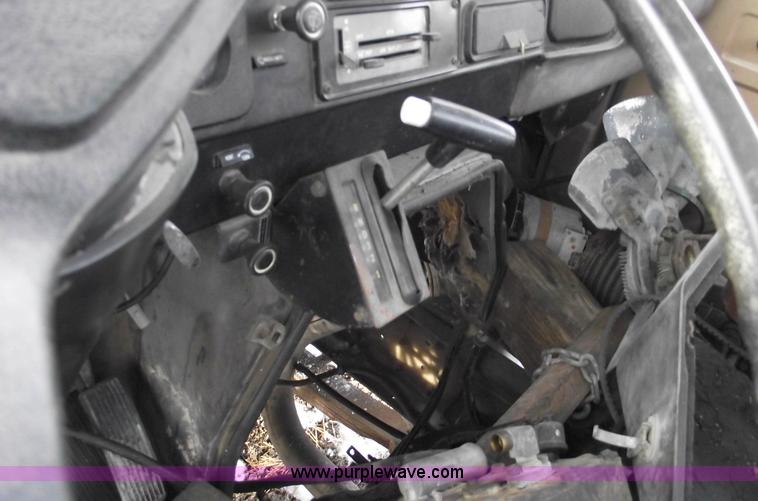 image for item 5524 1984 International S-1900 semi truck