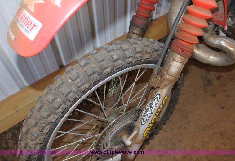 image for item 6813 Honda CR250 dirt bike