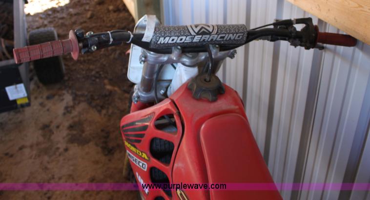image for item 6813 Honda CR250 dirt bike