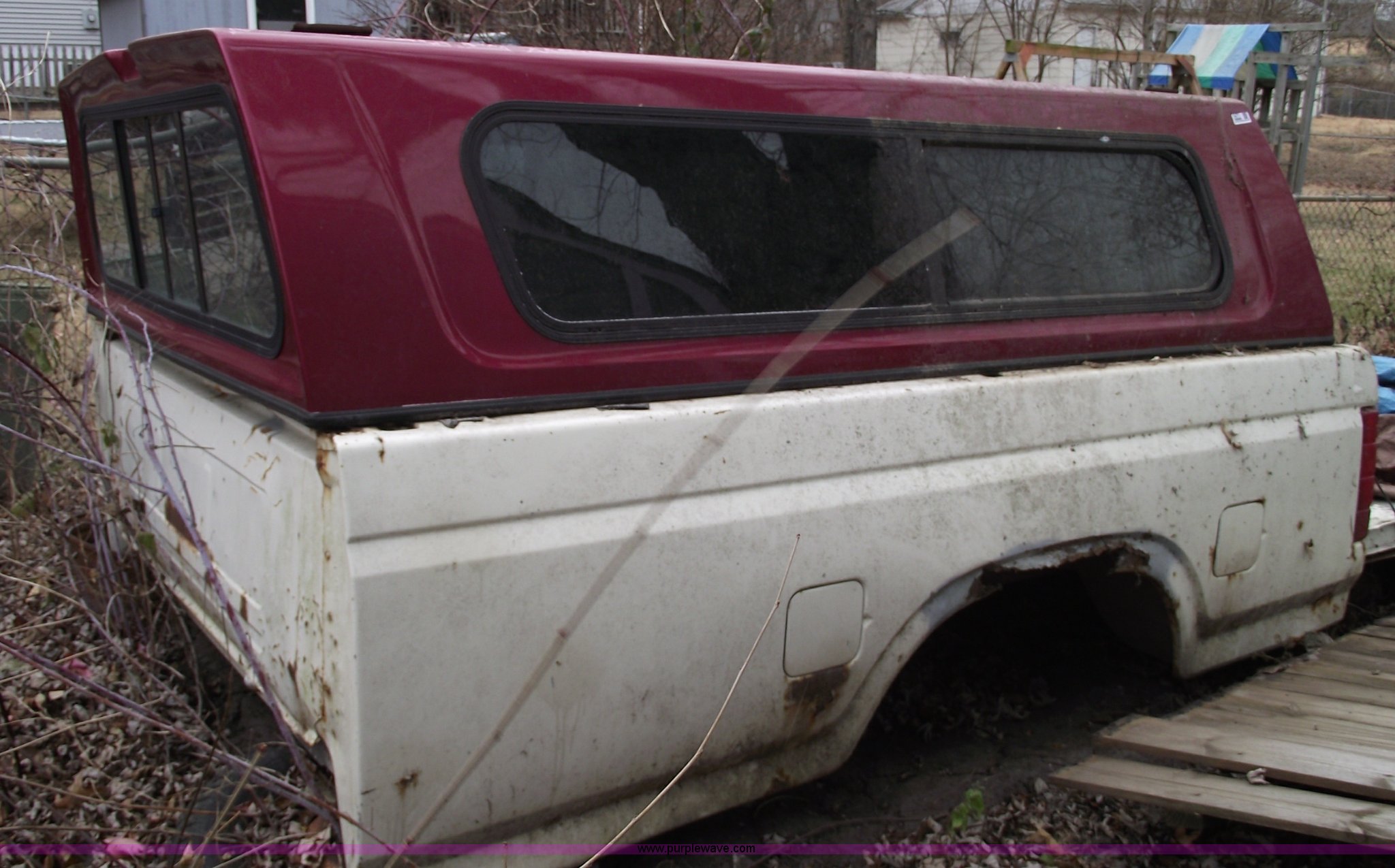Sportsman pickup cover in Grandview, MO Item 5471 sold Purple Wave