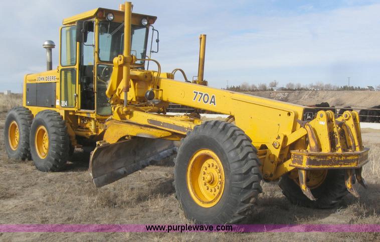 image for item 3142 1984 John Deere 770A motor grader