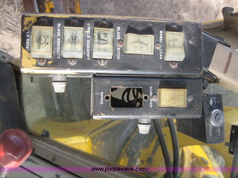 image for item 3142 1984 John Deere 770A motor grader